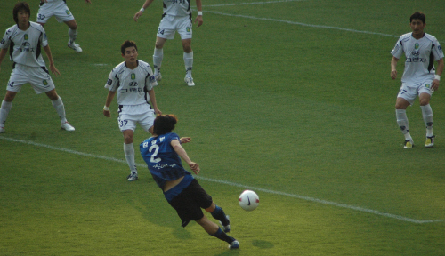  인천의 가운데 미드필더로 뛴 김영빈이 후반전 오른발 슛을 시도하고 있다.
