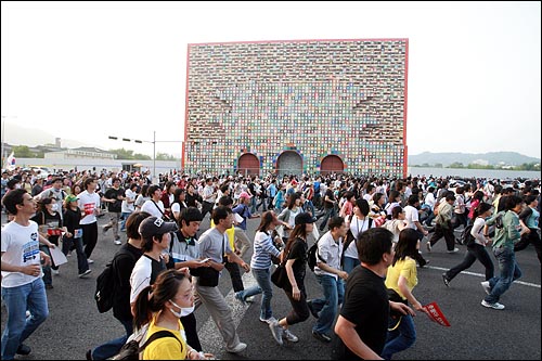  25일 오후 서울 청계광장에서 광우병위험 미국산쇠고기 수입반대 밤샘농성 강제진압에 항의하던 시민들 중 일부가 경찰저지선을 뚫고 청와대로 향하며 복원공사가 진행중인 경복궁앞을 달리고 있다.