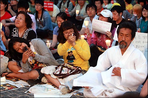  광우병위험 미국산쇠고기 수입반대 촛불문화제가 지난달 25일 저녁 서울 청계광장에서 열리는 가운데 강기갑 민주노동당 의원을 여학생들이 휴대폰으로 촬영하고 있다.