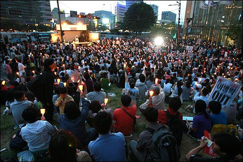 광우병위험 미국산쇠고기 수입반대 촛불문화제가 25일 저녁 서울 청계광장에서 열리고 있다.