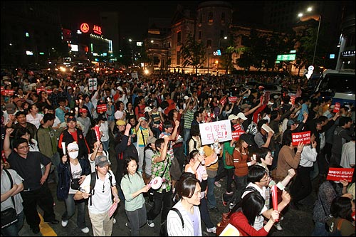 25일 저녁 서울 청계광장에서 열린 광우병위험 미국산쇠고기 수입반대 촛불문화제에 참석했던 시민 수천명이 행사를 마친 뒤 한국은행 본점앞에서 종로를 향해 '이명박 탄핵' '고시 반대' '협상 무효'을 외치며 거리행진을 벌이고 있다.