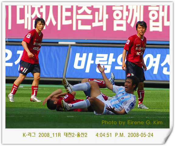고통스러워 하는 김형일 선수 김형일 선수는 경기장에 누워 코를 감아쥔 채 고통스러워 한다.