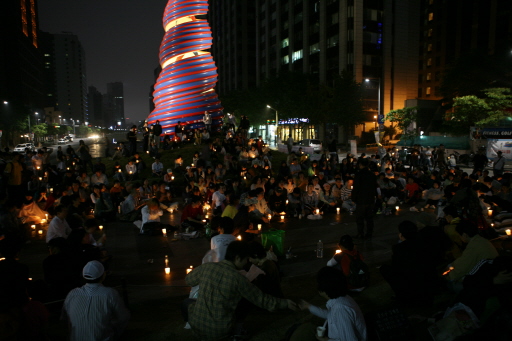 26일 새벽 4시 반, 수백명의 촛불들이 다시 청계광장을 밝히고 있다.