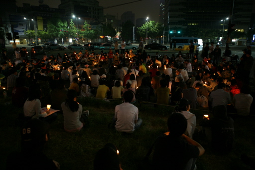 촛불을 밝힌 시민들이 자유발언에 귀를 기울이고 있다.