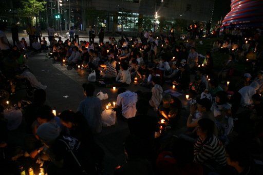 촛불을 든 시민들의 자유발언이 계속 이어지고 있다.