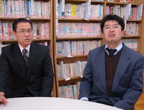 아침독서운동을 벌여 학교붕괴 위기를 탈출한 일본 도쿄 가미히라이초등학교 이시카와 히로시 교장(왼쪽)과 이자와 다쿠야 부교장(교감)이 독서교육의 중요성을 이야기하고 있다.