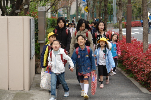 일본 도쿄 가미히라이 초등학교 학생들이 오전 8시 10분 경에 등교하고 있다. 이들은 날마다 오전 8시30분부터 10분 간 '아침 독서'를 한다. 10분만 집중해 책을 읽어도 마음이 차분히 가라앉기 때문에 하루 일과를 좀더 능률적으로 할 수 있다고 한다.