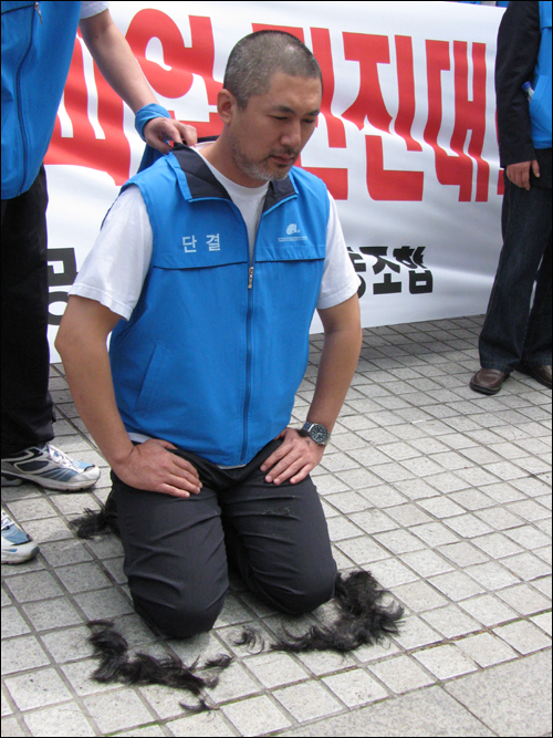 한국방송영화공연예술인노동조합이 26일 오전 11시 MBC 본사 앞에서 MBC 파업을 결의하고 김응석 위원장이 삭발식을 단행했다.