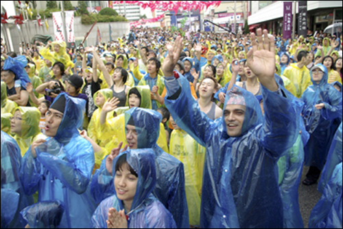 지난 25일 제20회 춘천마임축제 개막공연 '아! 水라장'에 참여한 시민들이 즐거워 하는 모습이다. 