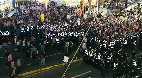 26일 밤 서울 청계광장에서 열린 광우병위험 미국산쇠고기 수입반대 촛불문화제에 참석했던 학생과 시민들이 촛불집회를 마친 뒤 종로거리로 나와 '이명박 탄핵' '고시 반대' '협상 무효'을 외치며 경찰들과 대치를 하고 있다.