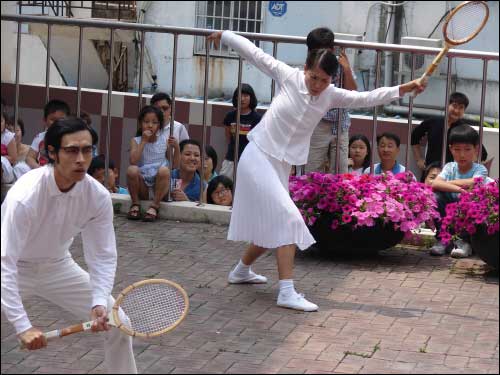일본인 부부 팀 '실부플레'의 '우스꽝스러운 흰옷 커플'은 쿠하처럼 아주 어린 아이들의 웃음까지 자아내게 합니다.