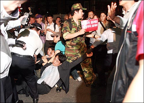 27일 새벽 서울 종로 종각역 부근에서 광우병위험 미국산쇠고기 수입반대 시위를 벌이는 시민들을 경찰이 강제해산시키고 있다.