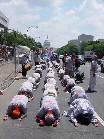 2006년 6월, 미국 의회에서 백악관까지(거리 1.5km이상) 삼보일배를 하며 나아간 한미자유무역협정 반대 원정시위대.