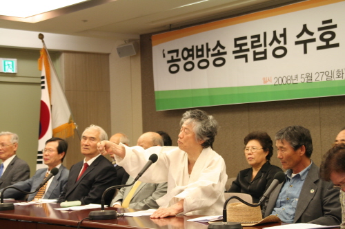 각계 151명이 27일, 한국언론회관 19층 기자회견장에서 “공영방송과 민주주의를 지키는 일에 함께 나설 것”을 호소하고 나섰다. 

