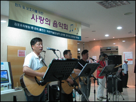 '파란하늘'의 공연 모습. 왼쪽부터 김계중(공인중계사, 45세), 김남주(KT 김포지사, 46세), 경지수(자영업,45세)씨