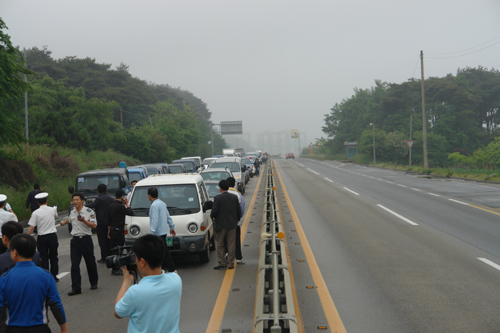 삼성에 책임 묻기 위해 간가는 차량을 경찰이 막고 있다.
