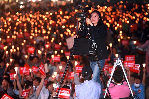오마이뉴스 방송팀이 28일 저녁 서울 청계광장에서 열리는 광우병위험 미국산쇠고기 수입반대 21차 촛불문화제를 생중계하고 있다.