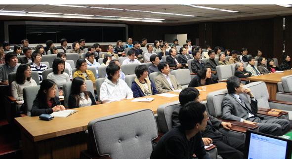  많은 토론자들이 세미나실을 가득 채운 채 발제자의 발표를 주의깊게 듣고있다.