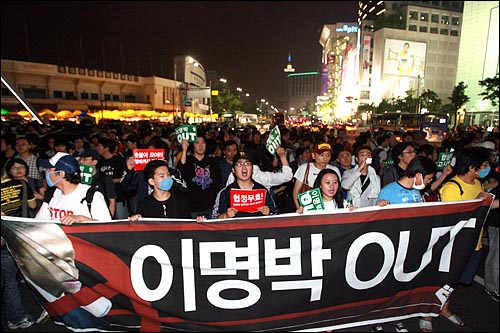 28일 저녁 서울 청계광장에서 열린 광우병위험 미국산쇠고기 수입반대 촛불문화제에 참석했던 시민, 학생들이 경찰의 봉쇄를 피해 자정이 가까운 시간에 동대문 부근에서 가두시위를 벌이고 있다.