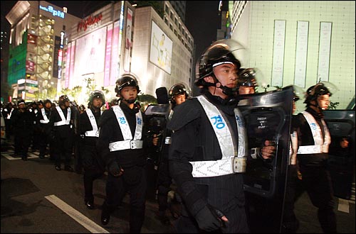  28일 저녁 서울 청계광장에서 열린 광우병위험 미국산쇠고기 수입반대 촛불문화제에 참가자들이 자정이 가까운 시간에 동대문 부근에서 가두시위를 벌이자 경찰병력이 급히 투입되고 있다.