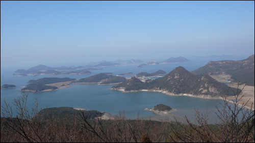 고군산군도, 30여개의 섬들이 무리지어 있는 모습은 산과 같다. 그래서 群山이다.