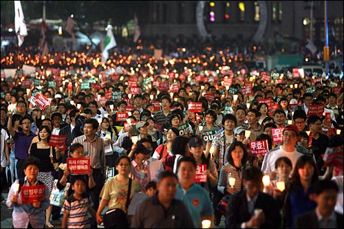 한미 쇠고기협상 장관 고시가 발표된 29일 저녁 서울시청앞 광장에서 열린 광우병위험 미국산쇠고기 수입반대 제22차 촛불문화제에 참석했던 수만명의 시민들이 행진을 벌이고 있다.