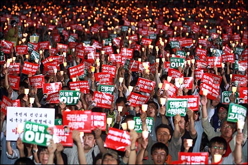 한미 쇠고기협상 장관 고시가 발표된 29일 저녁 서울시청앞 광장에서 열린 광우병위험 미국산쇠고기 수입반대 제22차 촛불문화제에서 수만명의 시민, 학생들이 촛불을 높이들고 재협상을 요구하는 구호를 외치고 있다.