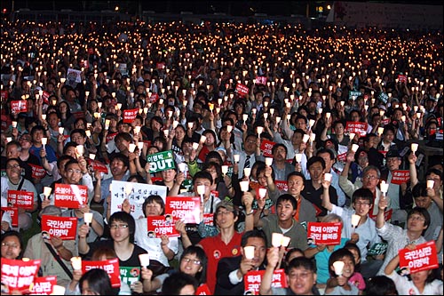 한미 쇠고기협상 장관 고시가 발표된 29일 저녁 서울시청앞 광장에서 열린 광우병위험 미국산쇠고기 수입반대 제22차 촛불문화제에서 수만명의 시민, 학생들이 촛불을 높이들고 재협상을 요구하는 구호를 외치고 있다.