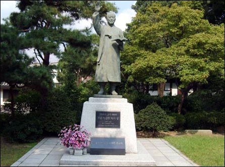 서울 이승만 기념관인 이화장 마당에 있는 이승만 동상. 배재대학교에 다시 세워질 이승만 동상도 이와 모양과 크기가 비슷하다  
