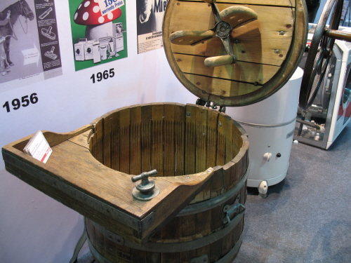 밀레사의 목제 세탁기   1910년부터 1935년에 제작된 밀레사의 목제 세탁기 