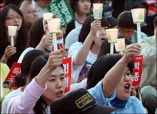 미국산 쇠고기 수입 전면 개방을 반대하는 학생과 시민들이 30일 저녁 서울 시청광장에서 열린 광우병위험 미국산 쇠고기 수입반대 제23차 촛불문화제에서 정부의 고시 철회와 재협상을 촉구하며 구호를 외치고 있다.