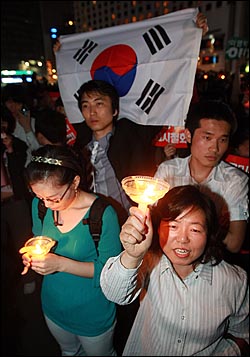  미국산 쇠고기 수입 전면 개방을 반대하는 학생과 시민들이 30일 저녁 서울 시청광장에서 열린 촛불문화제를 마친뒤 덕수궁 앞에서 경찰과 대치를 벌이며 구호를 외치고 있다.