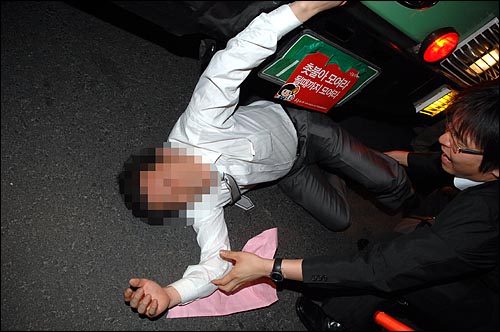 30일 밤 11시 4분경 서울시청 맞은편 플라자호텔앞에서 한 시민이 경찰버스앞에서 쓰러져 몸 일부가 버스 아래쪽으로 들어가는 아찔한 상황이 발생했다.