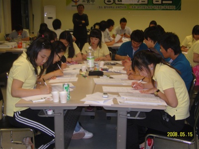 입사 지원 서류를 작성하고 있는 학생들.
