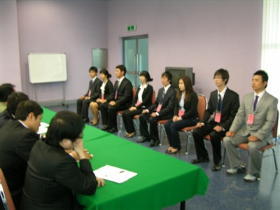 진지한 모습으로 면접에 임하고 있는 학생들.