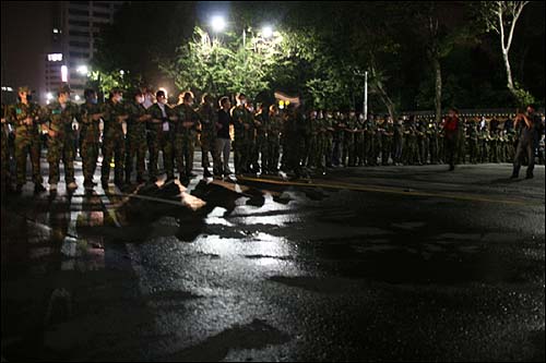 시민들과 경찰이 시청 광장앞에서 대치중에 예비군복을 한 시민들이 스크럼을 짜고서 경찰과 시민들 가운데에서 완충지대를 만들고 있다. 