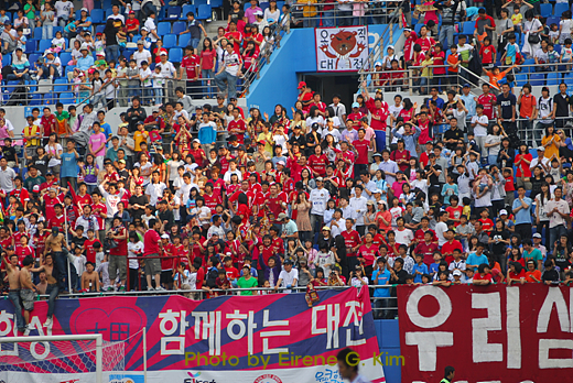 대전시티즌을 응원하는 서포터즈 대전시티즌을 응원하는 서포터즈들은 11라운 울산전 때 이동원 선수의 동점골에 환호성을 지른다