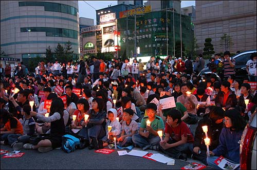 5월17일 시민 1000여명이 모여 조은프라자 광장에서 제2차 촛불 문화제를 개최했다.