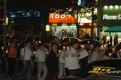 순천시민 300여명이 평화대행진을 개최하고 있다. 