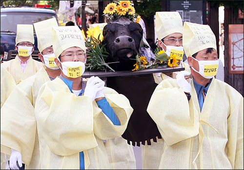  미국산 쇠고기 수입에 반대하는 전국농민회총연맹 소속 농민들이 31일 오후 실제로 도축된 '소머리 상여'를  메고 서울 인사동에서 청와대로 향하고 있다.