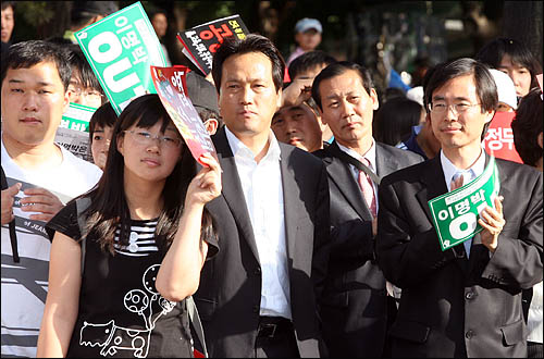 31일 오후 서울 대학로에서 열린 이명박 규탄집회에서 통합민주당 안민석 조경태 의원 등이 한미 쇠고기 재협상을 촉구하고 있다. 