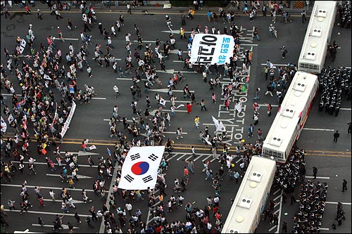 광우병위험 미국산쇠고기 수입반대 및 재협상 촉구 24차 촛불문화제가 열리는 31일 저녁 서울 태평로에서 '아고라' 네티즌과 시민, 학생들이 경찰바리케이트를 향해 행진을 벌이고 있다.