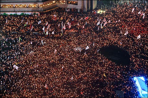 광우병위험 미국산쇠고기 수입반대 및 재협상 촉구 24차 촛불문화제가 31일 저녁 서울시청앞 광장에서 네티즌과 시민, 학생들이 참석한 가운데 열리고 있다.