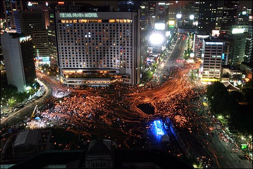 광우병위험 미국산쇠고기 수입반대 및 재협상 촉구 24차 촛불문화제가 31일 저녁 서울시청앞 광장에서 네티즌과 시민, 학생들이 참석한 가운데 열리고 있다.