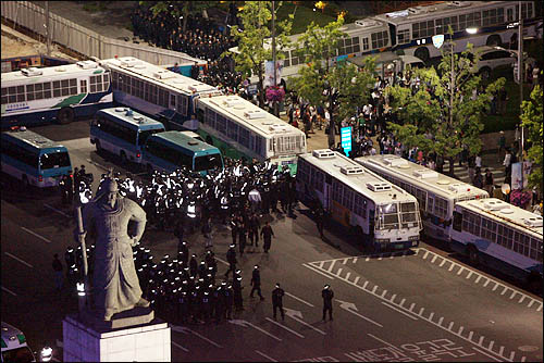 31일 밤 서울 시청 앞 광장에서 열린 미국산 쇠고기 수입반대 촛불문화제에 참가한 시민들이 거리행진을 시작한 가운데 광화문 사거리는 전경차와 경찰 병력으로 원천 봉쇄돼있다. 일부 촛불 시위대가 세종로에서 청와대 방향으로 행진을 시도했으나 경찰에 가로막혀 있다.
