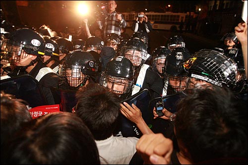 31일 밤 서울시청앞 광장에서 열린 광우병위험 미국산쇠고기 수입반대 및 재협상 촉구 24차 촛불문화제를 마친 시민, 학생 수천명이 청와대 입구에서 '이명박은 물러나라'를  외치며 경찰과 몸싸움을 벌이고 있다.