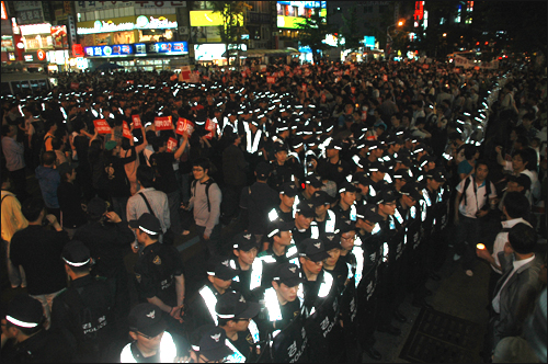 미국산 쇠고기 수입에 반대하는 부산시민들이 5월 31일 저녁 서면에서 촛불문화제를 연 뒤 도로를 점거하고 시위를 벌이다가 경찰과 충돌을 빚기도 했다.