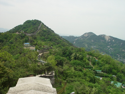  북악산과 인왕산으로 이어지는 서울 성곽 파노라마