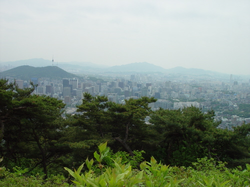  북악산에서 바라 본 서울 시내와 남산 그리고 관악산