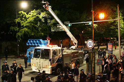 미국산 쇠고기 수입을 반대하는 시민들이 31일 밤 서울 삼청동에서 청와대 방향으로 진격하자 경찰이 살수차를 대기시키고 있다.